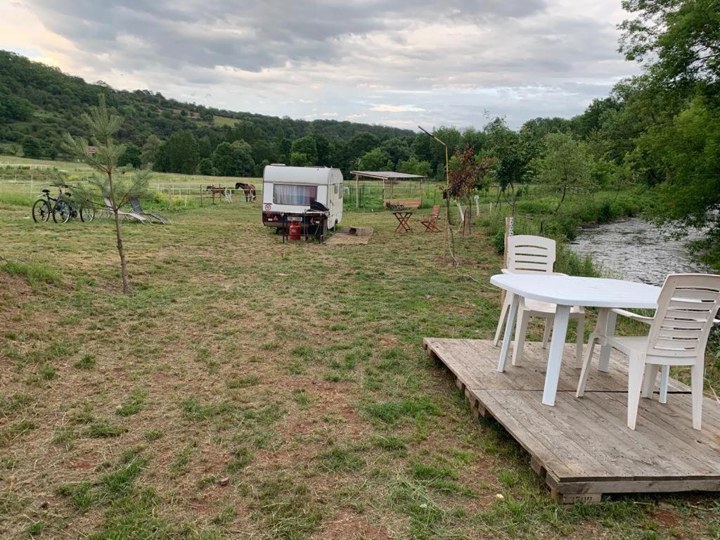 Ubytování v karavanu Bzany Exteriér fotografie